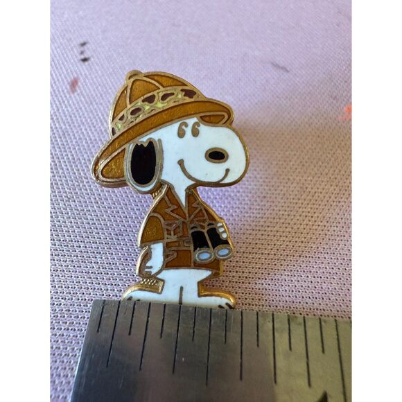 Vintage Snoopy Safari Cloisonne pin - Picture 2 of 5